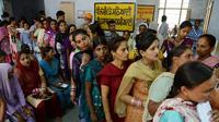 Wanita hamil antre menunggu pemeriksaan kehamilan di rumah sakit di Amritsar, 11 Juli 2013. Sebuah penelitian baru dari PBB memprediksi bahwa India akan melampaui China sebagai negara dengan penduduk terbanyak pada tahun 2022. (AFP PHOTO/NARINDER NANU)
