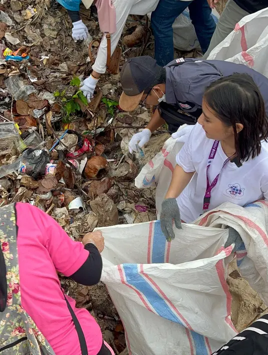 "Selain membersihkan Pantai, kami juga memberikan tempat sampah ke warung-warung sekitar pantai. Jadi gak ada alasan lagi buang sampah sembarangan ya!," tulis Prilly Latuconsina.
 [Instagram/prillylatuconsina96]