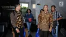 Mantan Wakil Ketua KPK M Busyro Muqoddas (ketiga kiri) bersama sejumlah aktivis di gedung MK, Jakarta, Kamis (7/12). Mereka mengajukan permohonan mencabut gugatan pasal 79 ayat 3 UU MD3 tentang hak angket. (Liputan6.com/Helmi Fithriansyah)