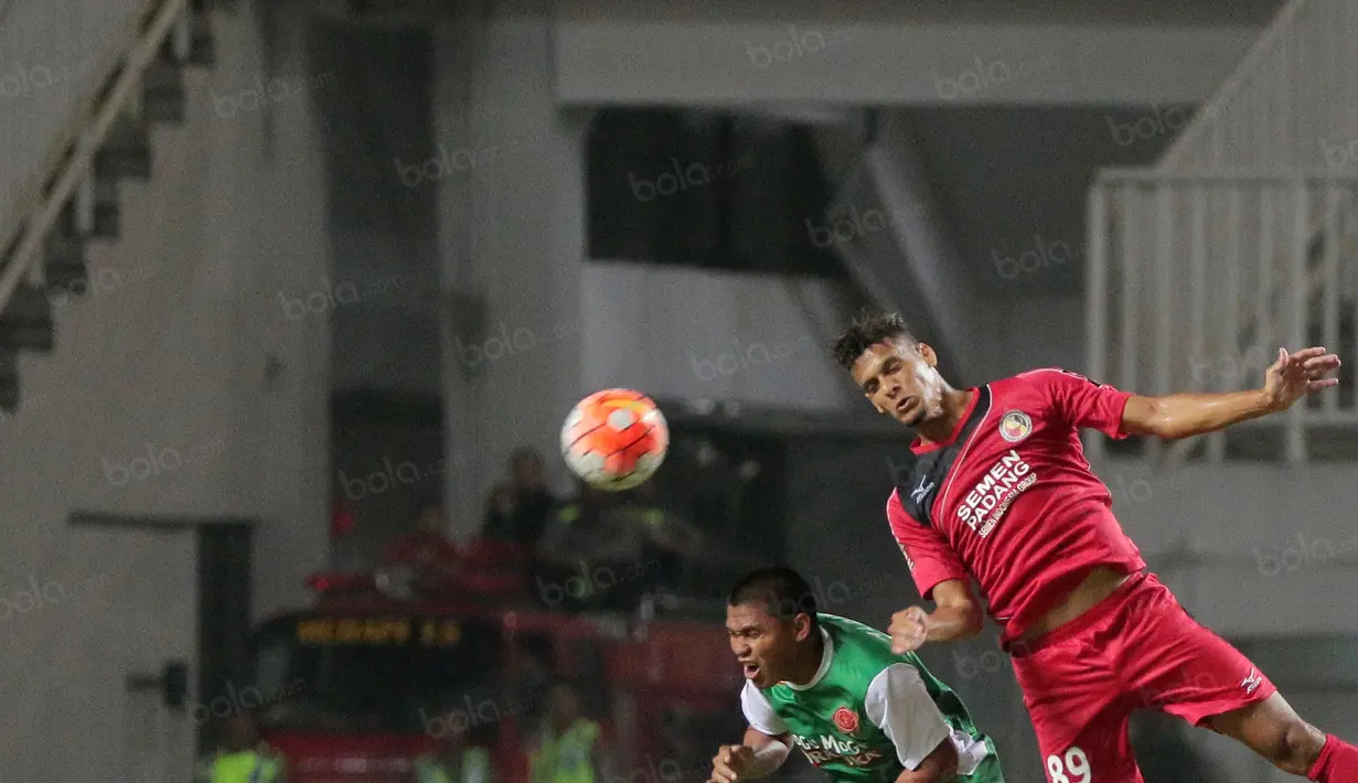 Pemain Semen Padang, Cassio Francisco berduel dengan pemain PS TNI pada lanjutan Torabika SC 2016 di Stadion Pakansari, Bogor, Minggu (23/10/2016). (Bola.com/Nicklas Hanoatubun)