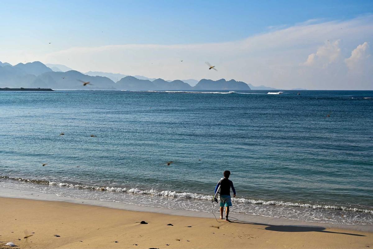 FOTO: Pesona Ombak Pantai Lhoknga Menarik Peselancar Dunia
