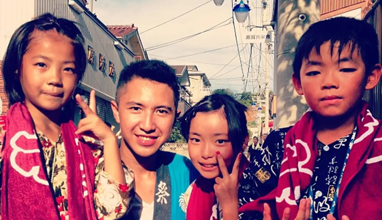 Dhana menyimpan momen kelulusannya di sorotan Instagramnya. Jadi perhatian usai melamar Ayu Ting Ting meski sempat dirahasiakan, Muhammad Fardhana sudah mengantongi 500 ribu pengikut di Instagram. Netizen mengkulik latar belakang, foto lawas, hingga foto keluarga Dhana. Ini adalah foto lawas Muhammad Fardhana 11 tahun lalu tepatnya pada 2013. (Liputan6.com/IG/@derazala)