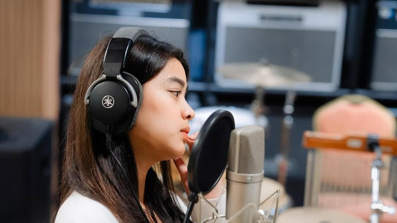 4 Potret Aqeela Calista Saat Rekaman Lagu, Isyaratkan Akan Rilis Single Baru dalam Waktu Dekat?