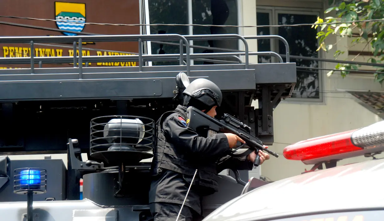 Penembak jitu mengambil posisi selama baku tembak dengan terduga pelaku ledakan bom panci di dalam kantor Kelurahan Arjuna, Kecamatan Cicendo, Bandung, Senin (27/2). Setelah meledakkan bom panci, pelaku masuk ke dalam kantor kelurahan (Timor Matahari/AFP)