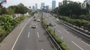 Suasana arus lalu lintas tampak lengang di Tol Dalam Kota, Jakarta Rabu (27/6). Lalu lalang kendaraan menurun dibandingkan hari biasanya yang selalu padat. (Liputan6.com/Arya Manggala)