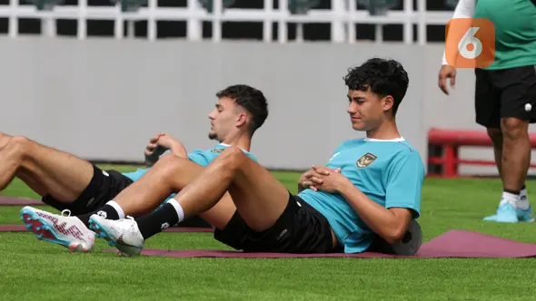 <p>Pemain Timnas Indonesia, Rafael Struick (kanan) dan Ivar Jenner melakukan latihan resmi menjelang laga FIFA Matchday melawan Palestina di Stadion Gelora Bung Tomo (GBT), Surabaya, (6/6/2023). Hanya ada 8 pemain yang mengikuti sesi tersebut. Mereka adalah Sandy Walsh, Andy Setyo, Rafael Struick, Ivar Jenner, Syahrul Trisna, Dendy Sulistyawan, Fachruddin Aryanto, dan Dimas Drajad. (Bola.com/Wahyu Pratama)</p>