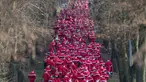 Para peserta mengenakan kostum Santa Claus berpartisipasi dalam Santa Claus Run di Michendorf, Jerman timur, Minggu (10/12). Kegiatan amal yang digelar setiap tahun ini diikuti ribuan warga Jerman dan wisatawan mancanegara. (Ralf Hirschberger/dpa via AP)