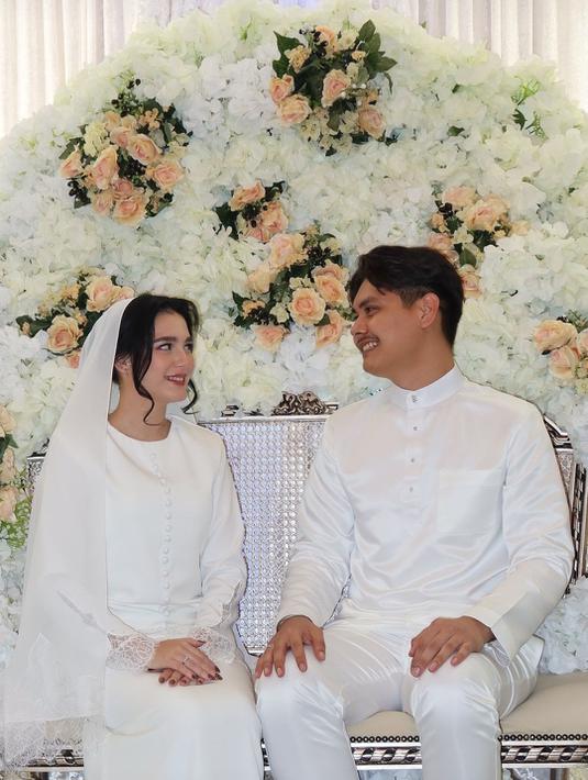 Lamaran romantis ini pun mendapat banyak komentar hangat dari netizen. Banyak yang memuji kedekatan Arifin dengan Zayn dan berharap rumah tangga mereka langgeng. Perjalanan cinta Yasmine akhirnya menemukan babak baru yang lebih bahagia, dengan keluarga kecil yang semakin lengkap.  (Liputan6.com/IG/@yxsmine.ow)