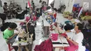 Pekerja menyelesaikan jahitan pakaian di kawasan sentra konveksi Kampung Bulak Timur, Cipayung, Depok, Kamis (9/5/2019). Awal bulan puasa hingga seminggu menjelang lebaran merupakan masa kesibukan penyelesaian jahitan di kawasan yang dihuni ratusan pelaku UMKM konveksi ini. (merdeka.com/Arie Basuki)