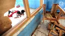 Siswa kelas II SDN Kertajaya 2 mengikuti aktivitas belajar di lantai kelas, di Rumpin, Bogor, Senin (3/9). Tidak tersedianya meja dan kursi di tiga ruang kelas menyebabkan mereka belajar di lantai selama lebih dari 3 tahun. (Merdeka.com/Arie Basuki)