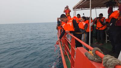 Di Titik Terakhir Kontak, Keluarga Jurnalis iNews Tabur Bunga di Selat Sunda