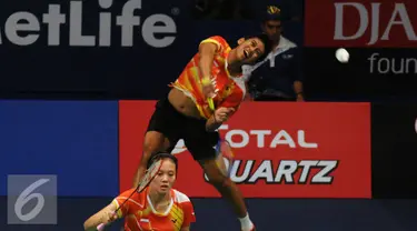 Ganda campuran Indonesia Alfian Eko Prasetya/Annisa Saufika melakukan smes ke arah Jacco Arends/Selena Piek (Belanda) saat laga babak kedua BCA Indonesia Open 2016, Jakarta, Kamis (2/6/2016). (Liputan6.com/Helmi Fithriansyah)