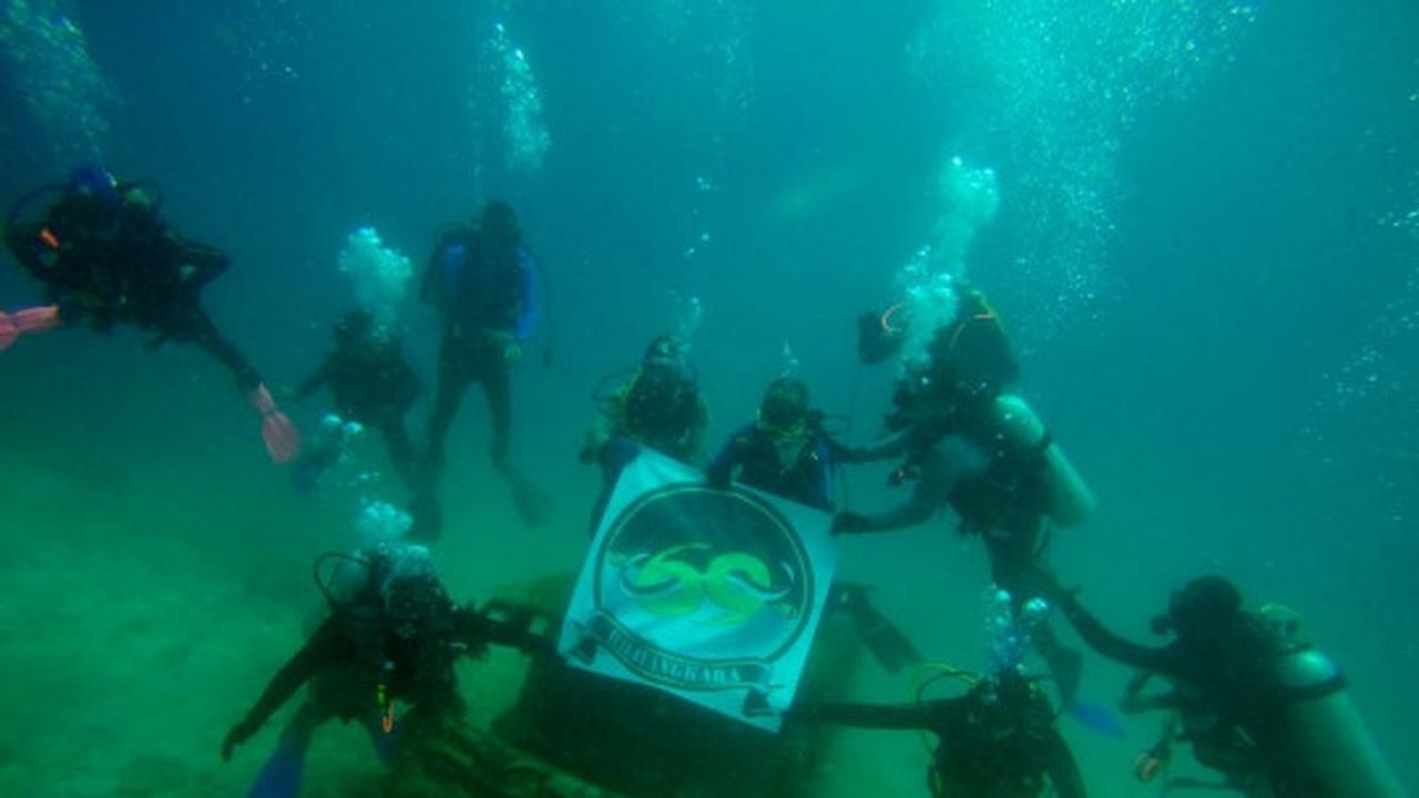 Aksi polisi peringati Hari Bhayangkara Ke-69 di bawah laut