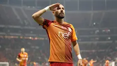 Pemain Galatasaray, Yasin Oztekin, memberikan salam hormat ala militer setelah mencetak gol saat melawan Gaziantepspor dalam Liga Super Turki di Istanbul, Minggu (11/12). Oztekin melakukan tribut untuk tragedi ledakan bom Besiktas, Turki. (AFP PHOTO/STR)