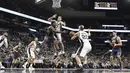 Aksi pemain Utah Jazz, Shelvin Mack #8 melepaskan umpan dari hadangan pemain San Antonio Spurs, David Lee #10  pada laga NBA basketball game di AT&T Center, San Antonio, (1/10/2016). Utah menang 106-91. (AP/Eric Gay)