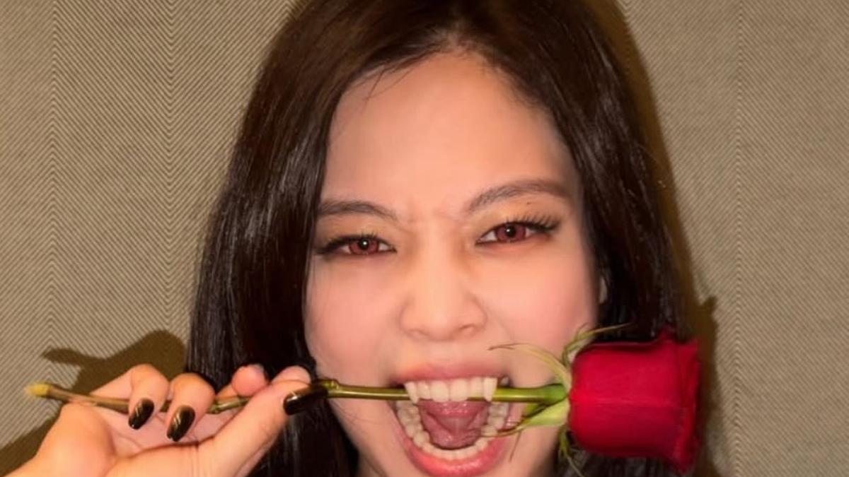 Jennie Blackpink Tampil Misterius Menjadi Drakula dengan Gigi Taringnya