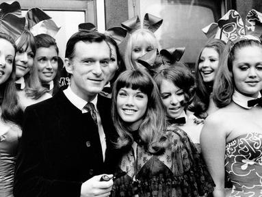 Pendiri majalah Playboy Hugh Hefner berpose dengan pacarnya Barbara Benton seorang aktris berusia 19 tahun dan dikelilingi Bunny Girls di Playboy Club, London, pada 5 September 1969. Hugh Hefner tutup pada pada usia 91 tahun. (AP Photo)