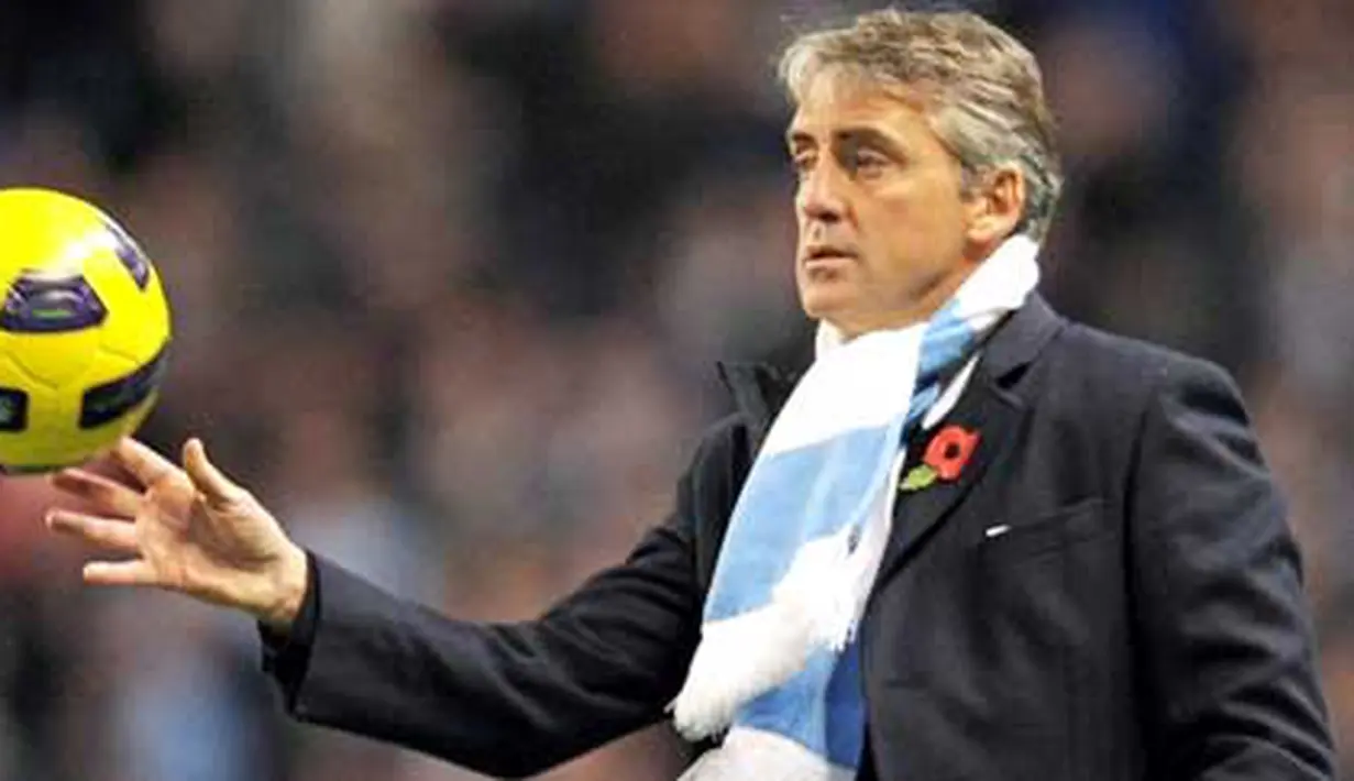Gaya manajer Manchester City Roberto Mancini di laga EPL melawan Birmingham City di City Of Manchester Stadium, 13 November 2010. AFP PHOTO / ANDREW YATES