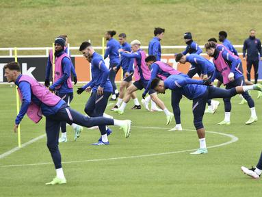 Para pemain Inggris melakukan peregangan selama sesi latihan di St George's Park, Burton upon Trent, Inggris, Senin (28/6/2021). Inggris akan bertanding melawan Jerman pada babak 16 besar Euro 2021 di Stadion Wembley. (AP Photo/Rui Vieira)