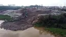 Foto udara memperlihatkan tumpukan sampah dari Tempat Pembuangan Akhir (TPA) Cipeucang masuk ke area Sungai Cisadane, Serpong, Tangerang Selatan, Rabu (3/6/2020). Sebelumnya, pada Jumat (22/5/) lalu turap yang menopang tumpukan sampah di TPA tersebut jebol. (Liputan6.com/Helmi Fithriansyah)