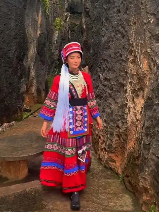 Natasha Wilona saat liburan ke China pakai baju suku Tiongkok serba merah. [@natashawilona12]