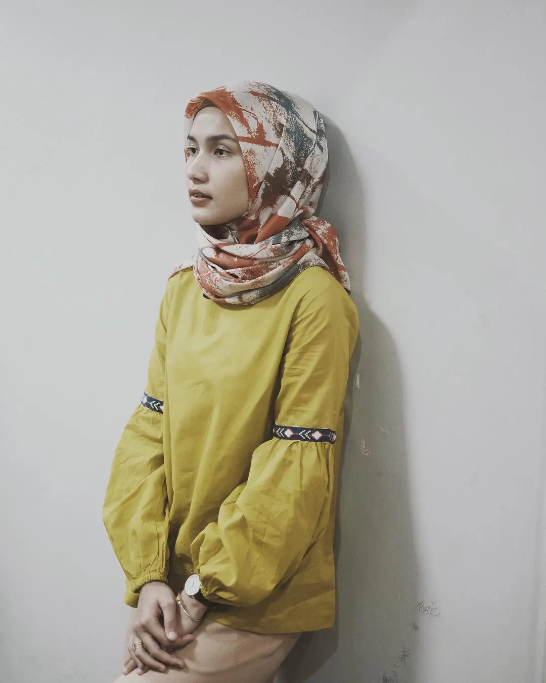Pakai hijab motif ramai supaya penampilan makin cantik dan fresh. (sumber foto: @dwihandaanda/instagram)