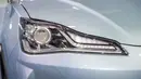 Lampunya sudah mengadopsi teknologi full LED. Khusus lampu utamanya sudah dilengkapi dengan projector LED. Desainnya pun terbilang sipit namun tidak futuristis seperti sebuah mobil listrik masa depan. (Source: paultan.org)