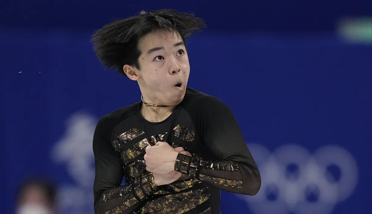 Yuma Kagiyama, dari Jepang, berkompetisi dalam program skate bebas putra selama acara figure skating di Olimpiade Musim Dingin 2022, di Beijing, Kamis (10/2/2022). (AP Photo/David J. Phillip)
