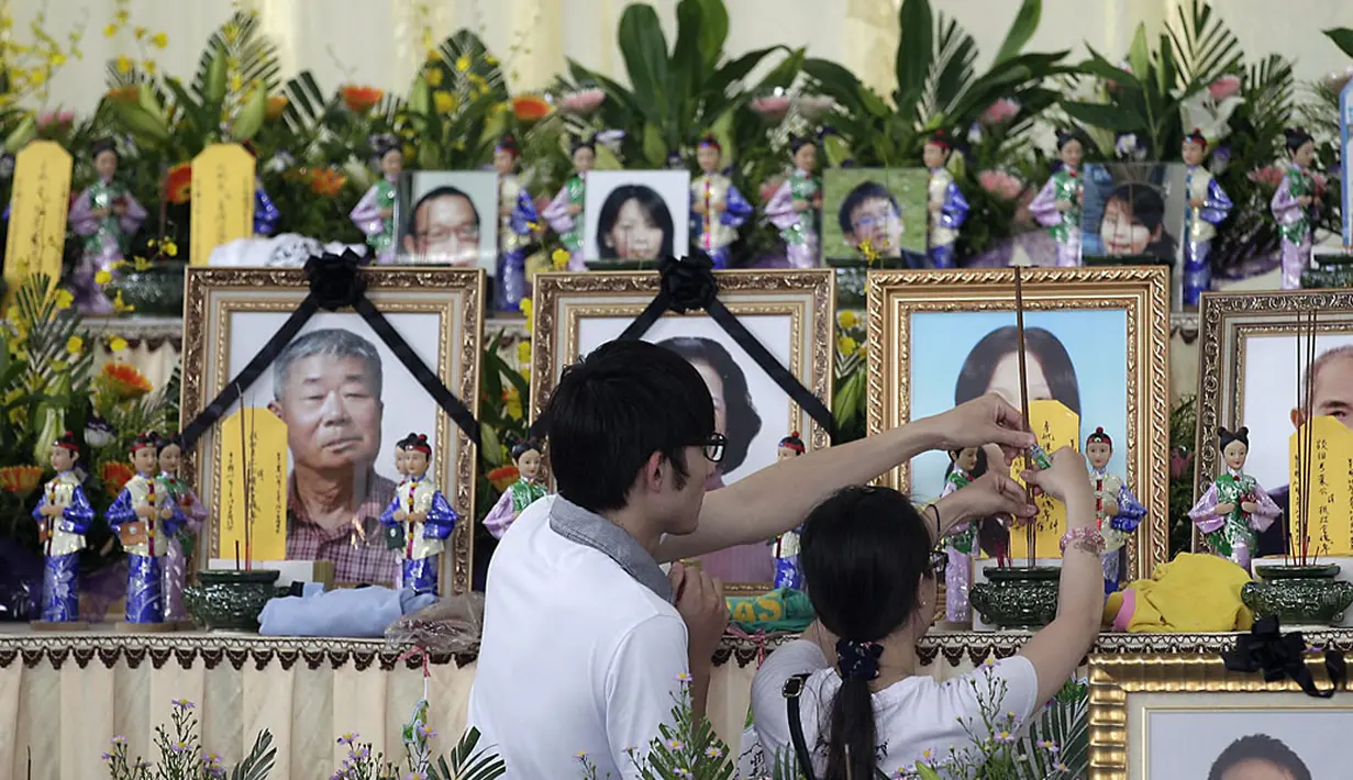 Kerabat korban jatuhnya pesawat TransAsia Airways mulai berdatangan ke rumah duka untuk memberikan penghormatan, (24/7/2014). (REUTERS/Pichi Chuang)