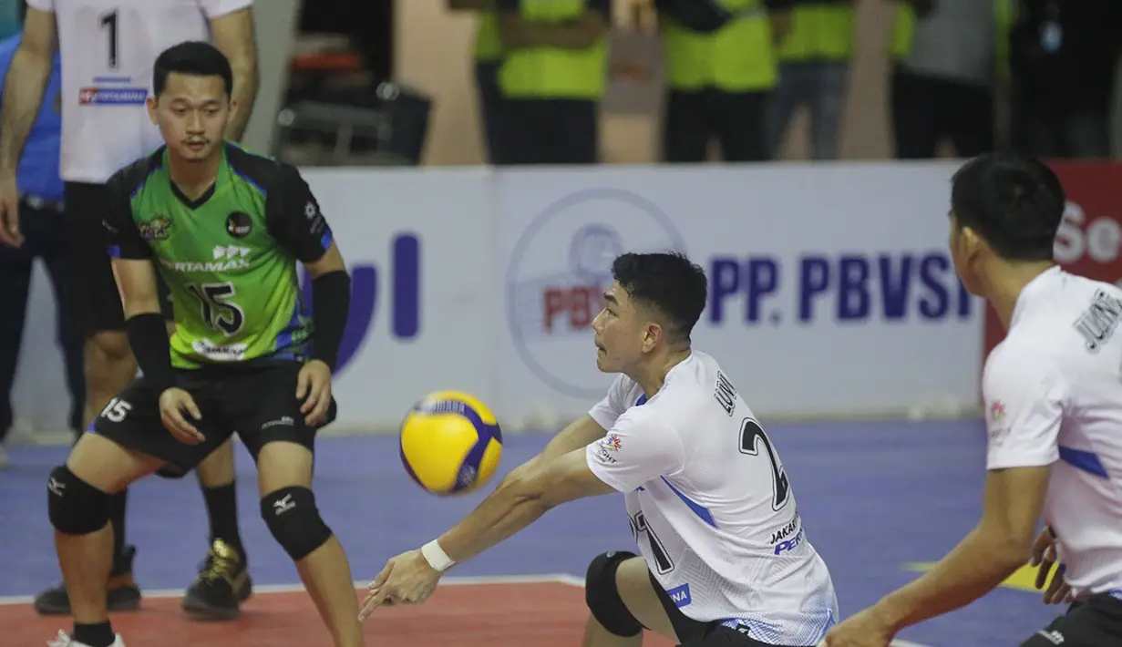 Pemain Jakarta Pertamina Pertamax, Luvi Febrian Nugraha menerima bola saat menghadapi Jakarta Bhayangkara Presisi dalam laga terakhir putaran pertama Proliga 2023 di GOR PSCC Palembang, Minggu (22/1/2023). Jakarta Bhayangkara Presisi menang 3-0 (25-19, 15-16 dan 27-25) dan berhasil menjuarai putaran pertama Proliga 2023. (Dok. Proliga)