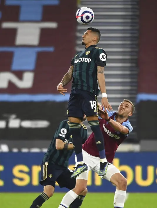 Pemain Leeds United Raphinha (atas) menyundul bola saat melawan West Ham United dan pada pertandingan Liga Inggris di Stadion London, London, Inggris, Senin (8/3/2021). West Ham United menang 2-0. (Andy Rain/Pool Photo via AP)