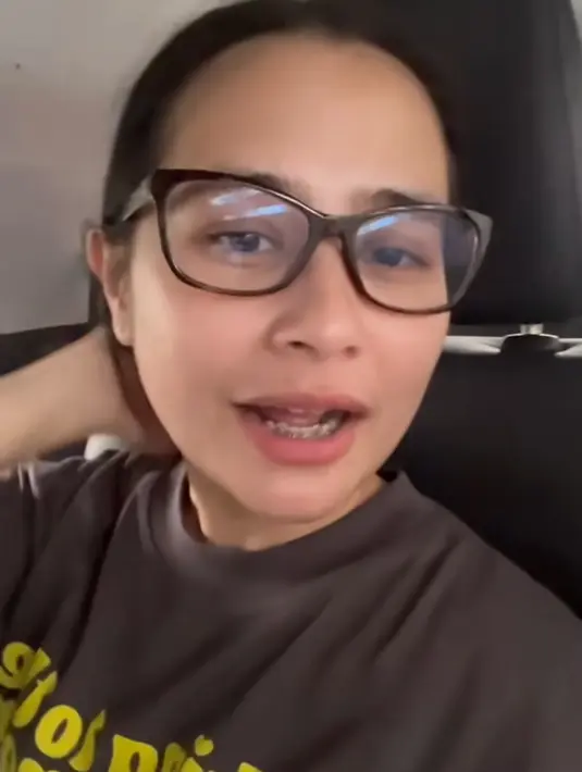 Meski begitu, demi perannya yang maksimal, Prilly Latuconsina tetap memakai behel gigi. "Pertama kali pake behel untuk karakterku Tari di film Bolehkah Sekali Saja Kumenangis. Butuh penyesuaian agak lama untuk aku terbiasa berdialog menggunakan behel," tulis Prilly. (Liputan6.com/IG/@prillylatuconsina96).