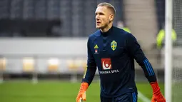 Kiper Swedia Robin Olsen mengikuti sesi latihan bersama tim nasional di Friends Arena di Solna, Senin (11/10/2021). Swedia akan menjamu Yunani pada lanjutan Kualifikasi Piala Dunia 2022 zona Eropa Grup B pada Rabu dini hari WIB. (LUNDAHL/TT News Agency/AFP)