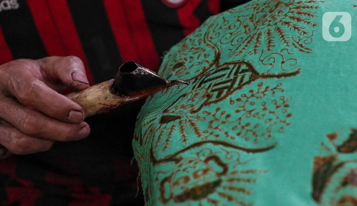Pekerja menyelesaikan pembuatan batik betawi di industri rumahan kawasan Terogong, Jakarta Selatan, Selasa (2/8/2022). Usaha Mikro Kecil dan Menengah (UMKM) dinilai berperan penting sebagai critical engine dalam pemulihan perekonomian nasional dengan menggerakkan ekonomi rakyat hingga pada level terkecil. (Liputan6 com/Angga Yuniar)