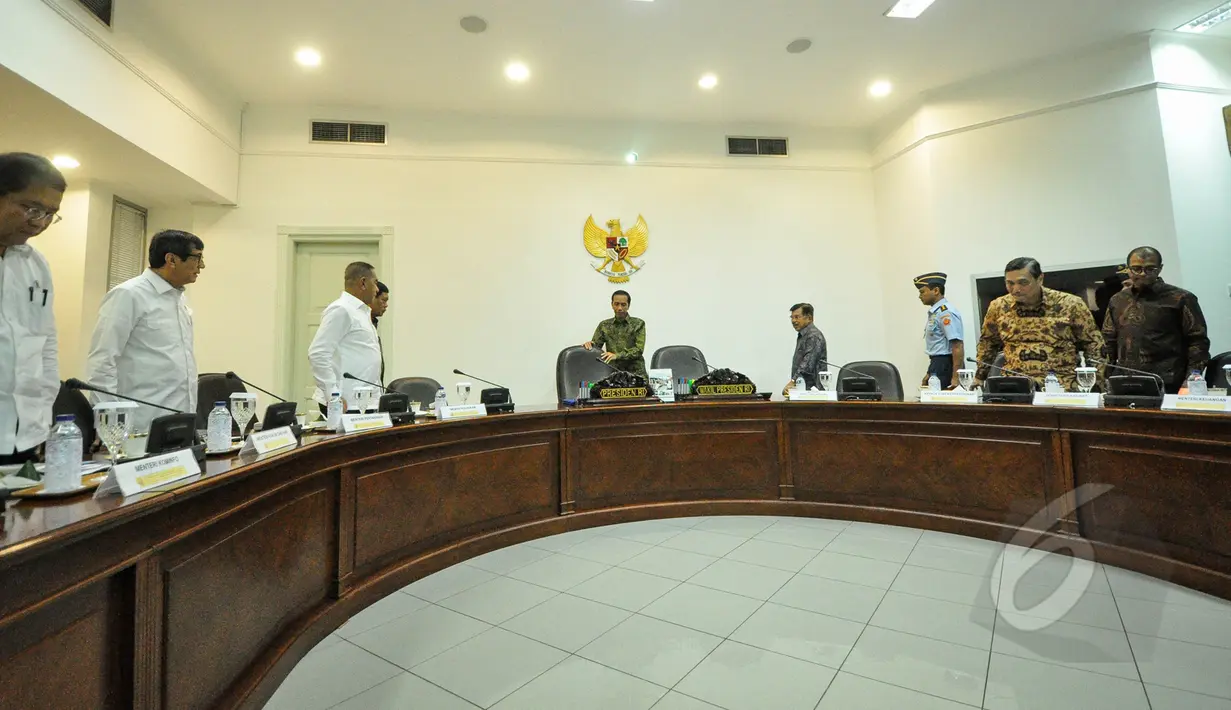 Presiden Jokowi dan Wapres Jusuf Kalla berjalan menuju tempat duduknya masing-masing untuk memimpin rapat kabinet terbatas terkait persiapan pelaksanaan Konferensi Asia Afrika di Kantor Presiden, Jakarta, Kamis (2/4/2015). (Liputan6.com/Faizal Fanani)