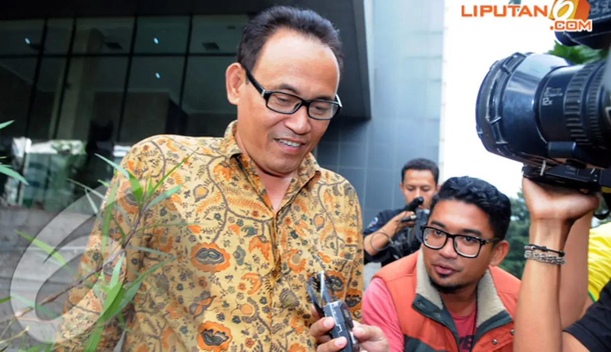Tak ada satu pun kata yang terlontar dari Kasmin kepada pers. Hujanan pertanyaan awak media tak diindahkannya (Liputan6.com/Faisal R Syam).