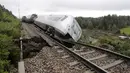 Tergelincirnya kereta tersebut terjadi karena "tanggul rel kereta api telah tergerus oleh hujan deras dan runtuh," kata mereka, seraya menambahkan bahwa tingkat cedera mereka belum jelas. (Mats Andersson/TT News Agency via AP)