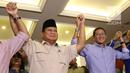 Capres nomor urut 02 Prabowo Subianto (kiri) berjabat tangan dengan cawapres Sandiaga Uno usai memberi ketarangan terkait hasil putusan sidang Mahkamah Konstitusi (MK) di Jakarta, Kamis (27/6/2019). Prabowo dan Sandiaga menerima putusan MK terkait sengketa Pilpres 2019. (Liputan6.com/Angga Yuniar)