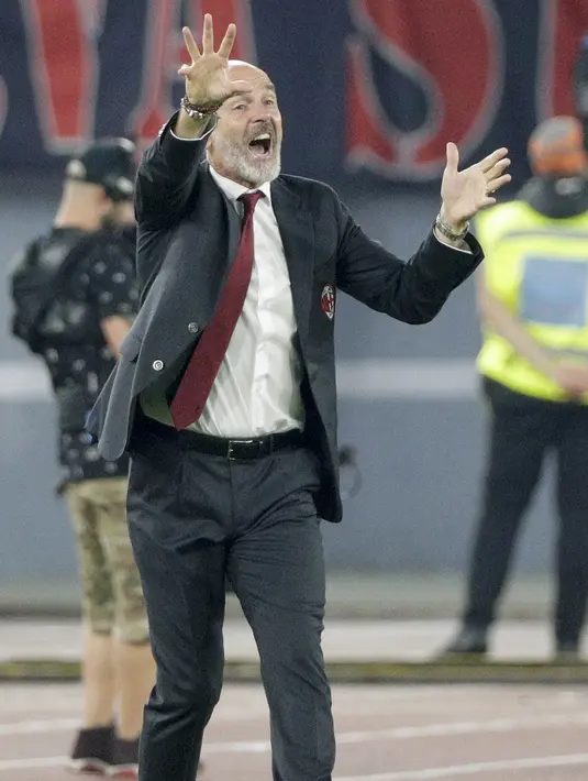 Pelatih AC Milan, Stefano Pioli menginstruksikan pemainnya saat bertanding melawan AS Roma pada pertandingan Lanjutan Liga Serie A Italia di Stadion Olimpiade Roma (28/10/2019). AS Roma menang tipis 2-1 atas AC Milan. (AP Photo/Andrew Medichini)