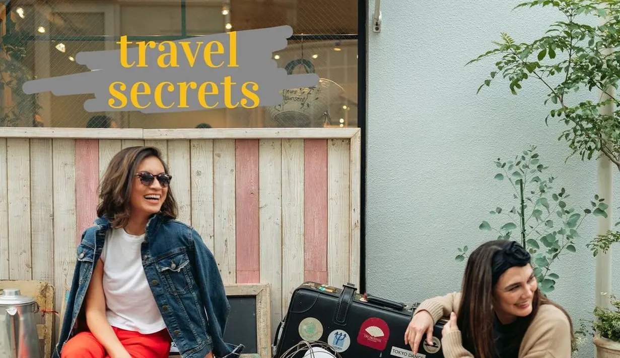 <p>Penyegaran gaya dengan jaket jeans adalah memakai celana warna bold seperti Marianner Rumantir. Sementara agar tampilan warna netral ala Luna Maya menjadi vibrant, tinggal pilih tone mencolok pada aksesori tas dan sepatu. (Foto: Instagram @mariannerumantir)</p>