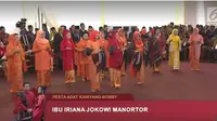 Intip penampilan kompak Ibu Iriana Jokowi dan Ibu Hanifah Siregar di pesta adat Kahiyang Ayu dan Bobby Nasution. (Liputan6/ Dokumen istimewa)