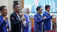 Salah satu ketua DPP PAN, Sigid Purnomo Syamsuddin Said alias Pasha Ungu (kedua kiri) menyanyikan mars partainya saat Pendaftaran Partai Politik Calon Peserta Pemilu tahun 2024 di Gedung KPU, Jakarta, Rabu (10/8/2022). KPU menerima berkas dari 4 partai politik yang mendaftar sebagai calon peserta Pemilu 2024 di hari kesepuluh pendaftaran. (Liputan6.com/Faizal Fanani)