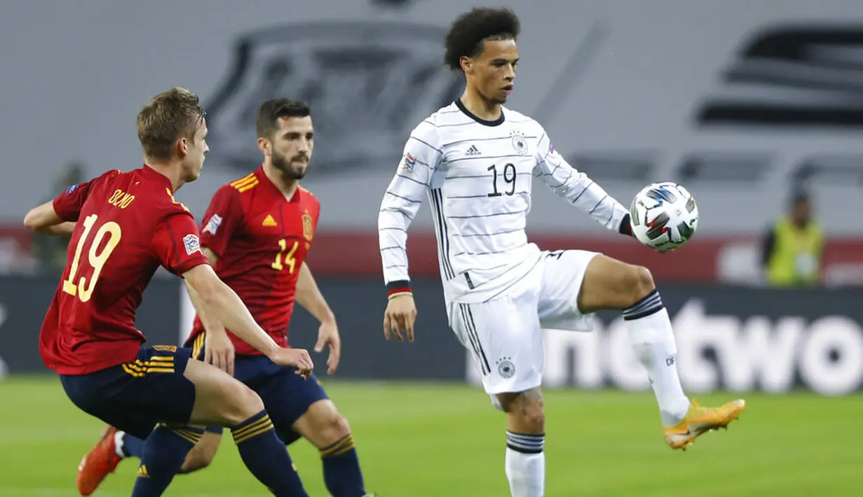 Pemain Jerman, Leroy Sane, mengontrol bola saat melawan Spanyol pada laga UEFA Nations League di di Estadio Olimpico de Sevilla, Rabu (18/11/2020). Spanyol menang dengan skor 6-0. (AP/Miguel Morenatti)