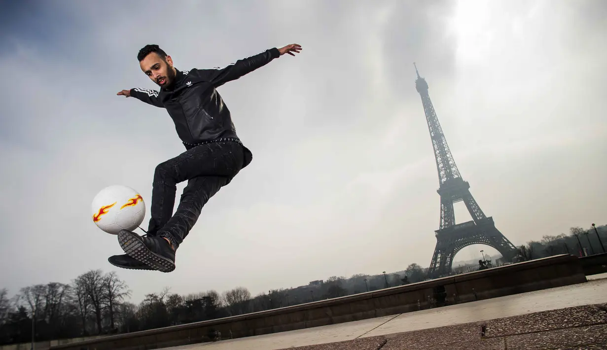 Moss menunjukan kebolehannya mengolah bola di Place du Trocadero, dengan  latar menara Effeil, Paris, Jumat (18/3/2016).  S3 Society akan tampil pada Euro 2016 Pracis tanggal 10 Juni-10 Juli 2016. (AFP/Lionel Bonaventure)