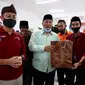 Menteri Sosial Juliari P. Batubara menyerahkan bantuan sosial (bansos) untuk masyarakat terdampak Covid-19.