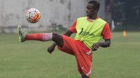 Pemain Persija Jakarta, Greg Nwokolo, mengontrol bola saat berlatih jelang laga Torabika Soccer Championship 2016 melawan PS TNI di Lapangan Villa 2000, Tangerang Selatan, Rabu (12/10/2016). (Bola.com/Vitalis Yogi Trisna)