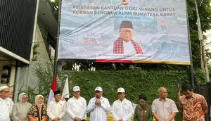Ketua Umum Gebu Minang Oesman Sapta Odang (Oso) melepas langsung bantuan korban bencana banjir dan longsor Sumbar pada hari ini, Minggu (19/5/2024). (Ist)