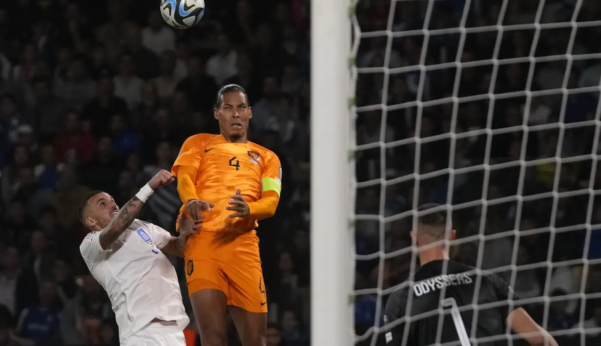 Virgil van Dijk tampil sebagai penentu kemenangan Belanda lewat golnya dari tendangan penalti jelang laga berakhir. (AP Photo/Thanassis Stavrakis)