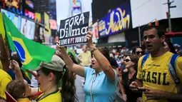 Ribuan warga juga membawa spanduk selama protes mengecam skandal korupsi yang melanda para politisi dari partai Rousseff di Rio de Janeiro, Brasil, Minggu (16/8/2015). Unjuk rasa berlangsung lebih dari 200 kota di Brazil. (REUTERS/Eduardo Munoz)