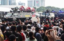 FOTO: Reaksi Masyarakat Antusias Menyaksikan Parade dan Defile Pasukan Polri di HUT ke-78 Bhayangkara